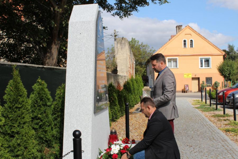 Złożenie kwiatów pod pomnikiem w Udaninie