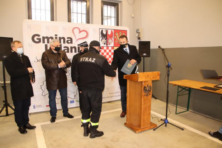 Przekazanie nowego sprzętu dla strażaków