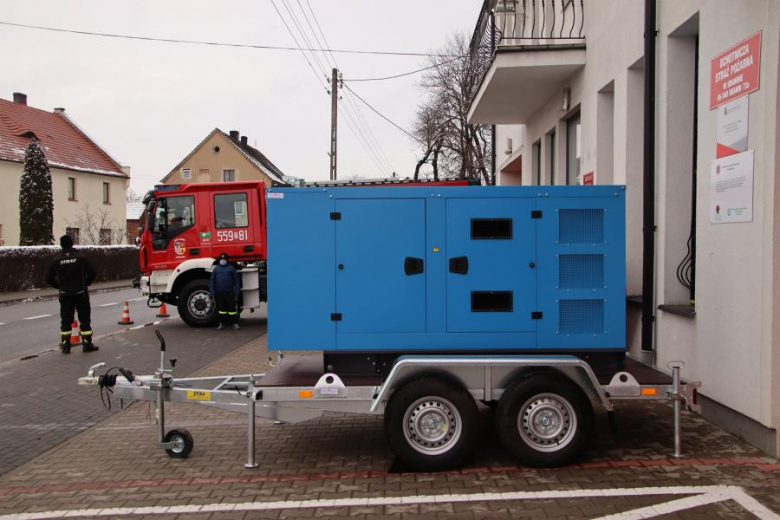 Przekazanie nowego sprzętu dla strażaków