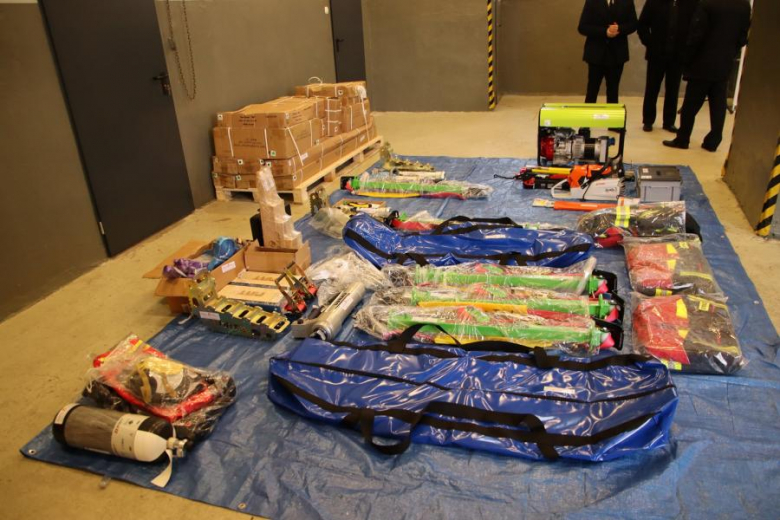 Przekazanie nowego sprzętu dla strażaków