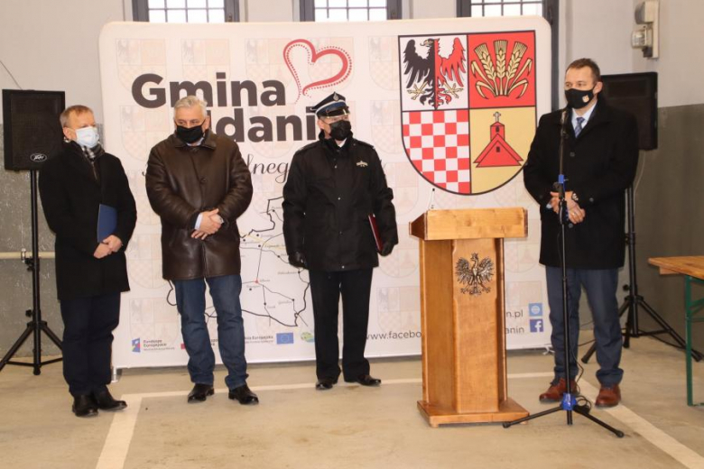 Przekazanie nowego sprzętu dla strażaków