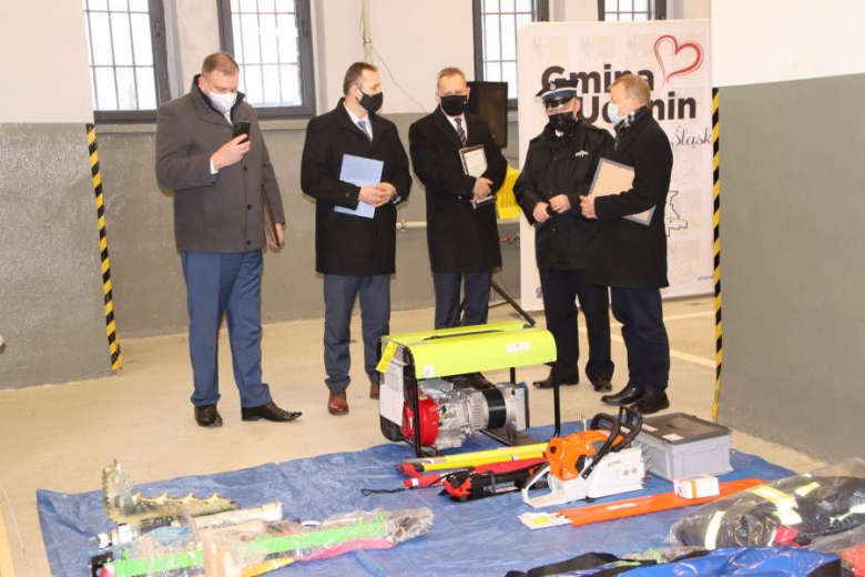 Przekazanie nowego sprzętu dla strażaków