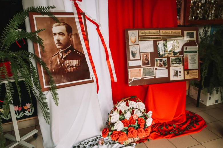 W Ujeździe Górnym uczniowie złożyli kwiaty pod pomnikiem