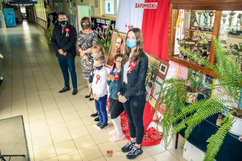 W Ujeździe Górnym uczniowie złożyli kwiaty pod pomnikiem