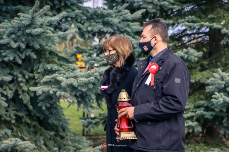 W Ujeździe Górnym uczniowie złożyli kwiaty pod pomnikiem