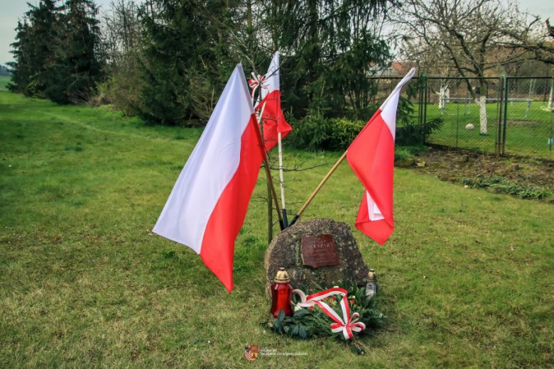 W Ujeździe Górnym uczniowie złożyli kwiaty pod pomnikiem