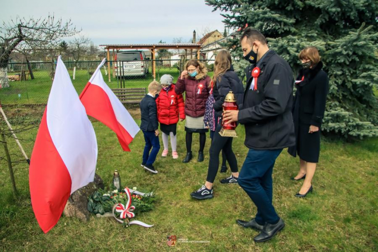 W Ujeździe Górnym uczniowie złożyli kwiaty pod pomnikiem