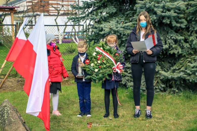 W Ujeździe Górnym uczniowie złożyli kwiaty pod pomnikiem
