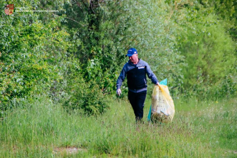 Wysprzątali stawy w Ujeździe Górnym. W gminie Udanin rozpoczęli Trashtag Challenge