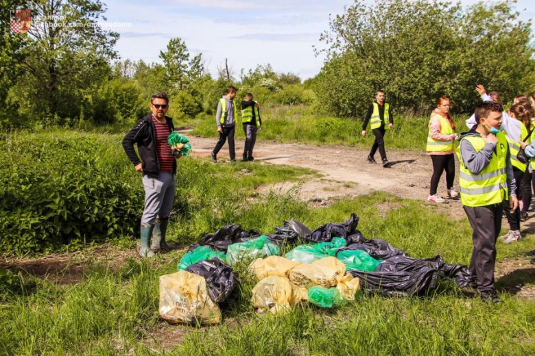 Wysprzątali stawy w Ujeździe Górnym. W gminie Udanin rozpoczęli Trashtag Challenge