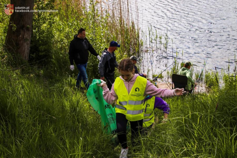 Wysprzątali stawy w Ujeździe Górnym. W gminie Udanin rozpoczęli Trashtag Challenge