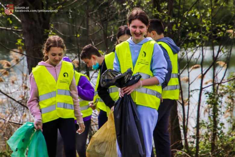 Wysprzątali stawy w Ujeździe Górnym. W gminie Udanin rozpoczęli Trashtag Challenge