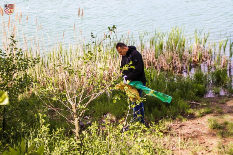 Wysprzątali stawy w Ujeździe Górnym. W gminie Udanin rozpoczęli Trashtag Challenge