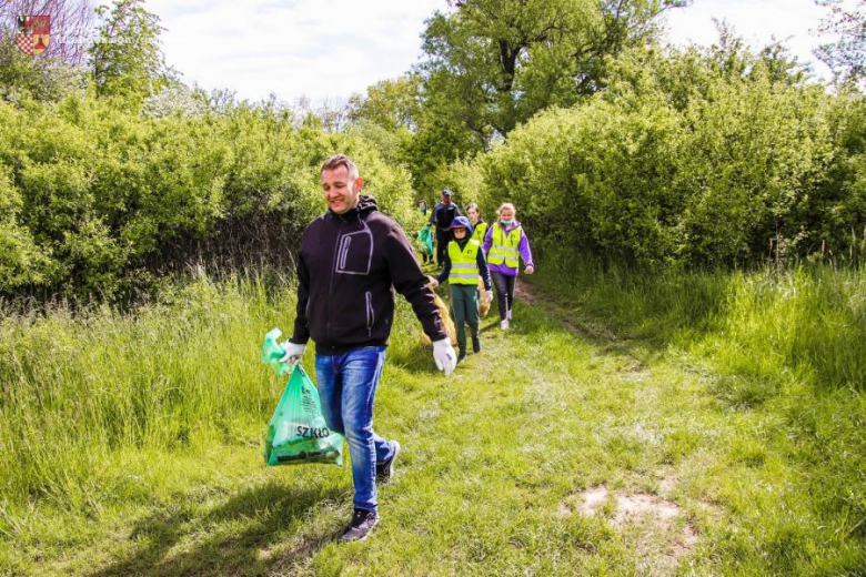 Wysprzątali stawy w Ujeździe Górnym. W gminie Udanin rozpoczęli Trashtag Challenge