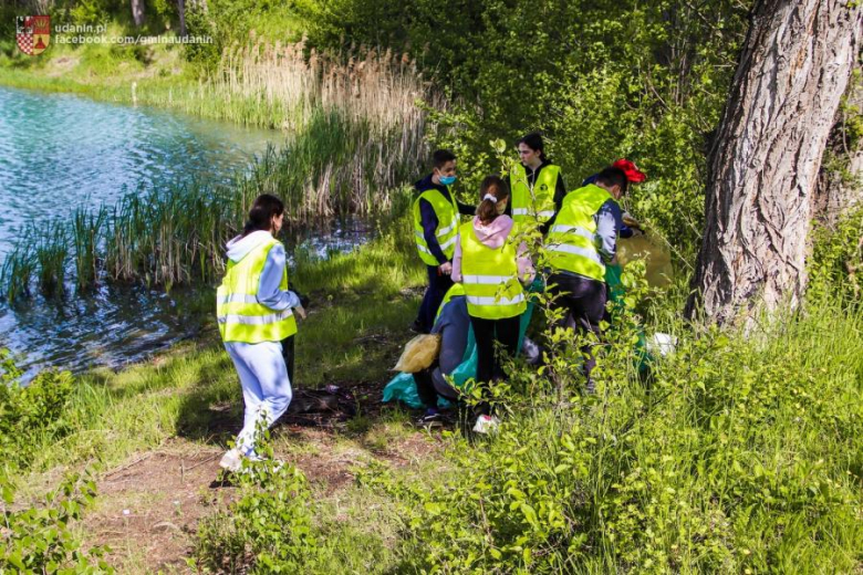 Wysprzątali stawy w Ujeździe Górnym. W gminie Udanin rozpoczęli Trashtag Challenge