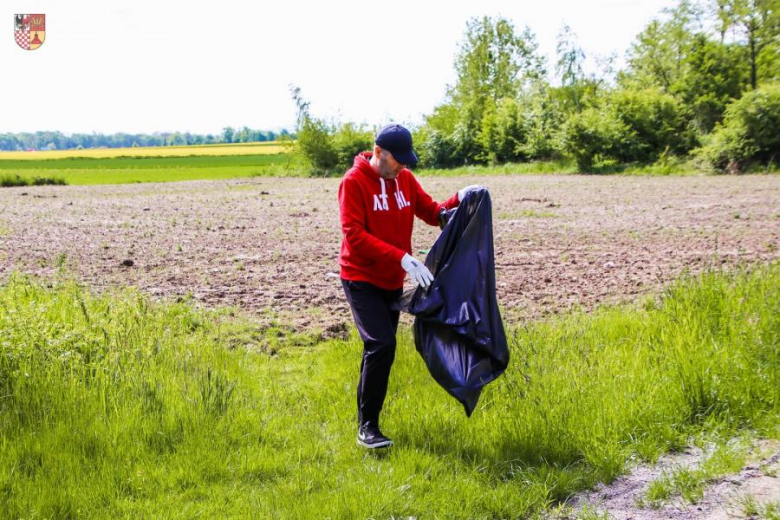 Wysprzątali stawy w Ujeździe Górnym. W gminie Udanin rozpoczęli Trashtag Challenge