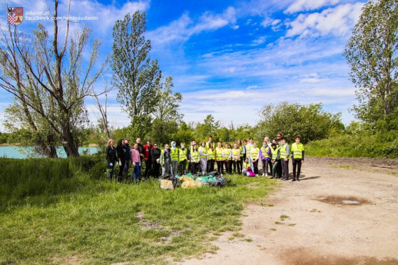 Wysprzątali stawy w Ujeździe Górnym. W gminie Udanin rozpoczęli Trashtag Challenge