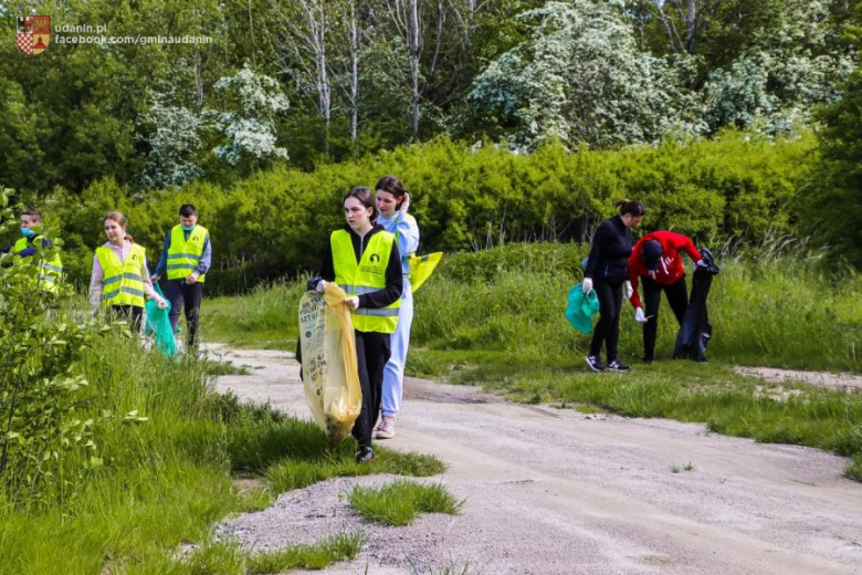 Wysprzątali stawy w Ujeździe Górnym. W gminie Udanin rozpoczęli Trashtag Challenge