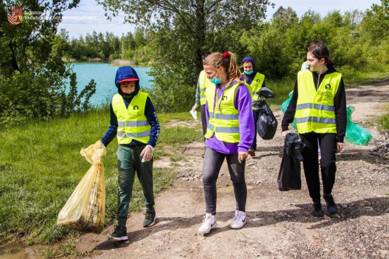 Wysprzątali stawy w Ujeździe Górnym. W gminie Udanin rozpoczęli Trashtag Challenge