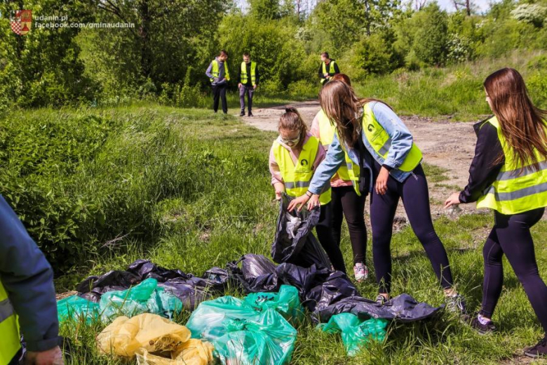 Wysprzątali stawy w Ujeździe Górnym. W gminie Udanin rozpoczęli Trashtag Challenge