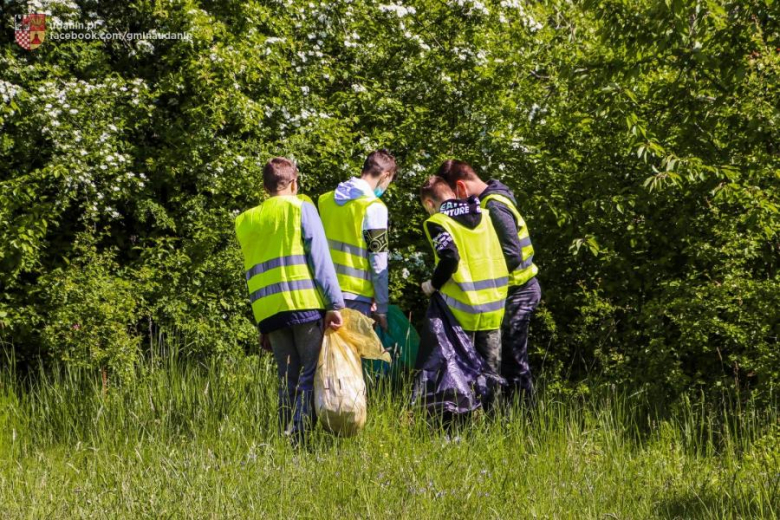 Wysprzątali stawy w Ujeździe Górnym. W gminie Udanin rozpoczęli Trashtag Challenge