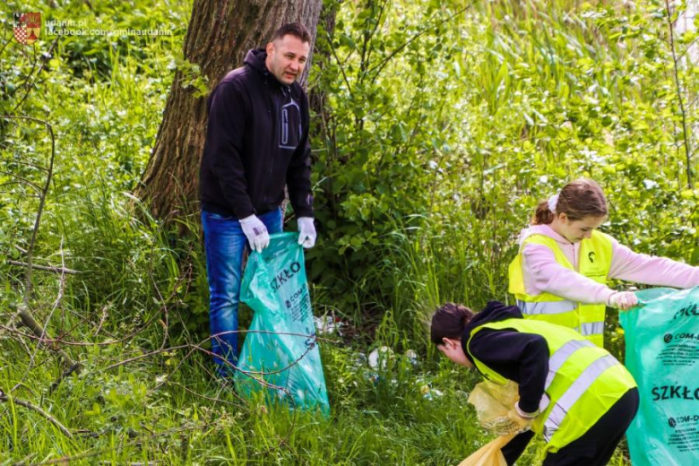 Wysprzątali stawy w Ujeździe Górnym. W gminie Udanin rozpoczęli Trashtag Challenge