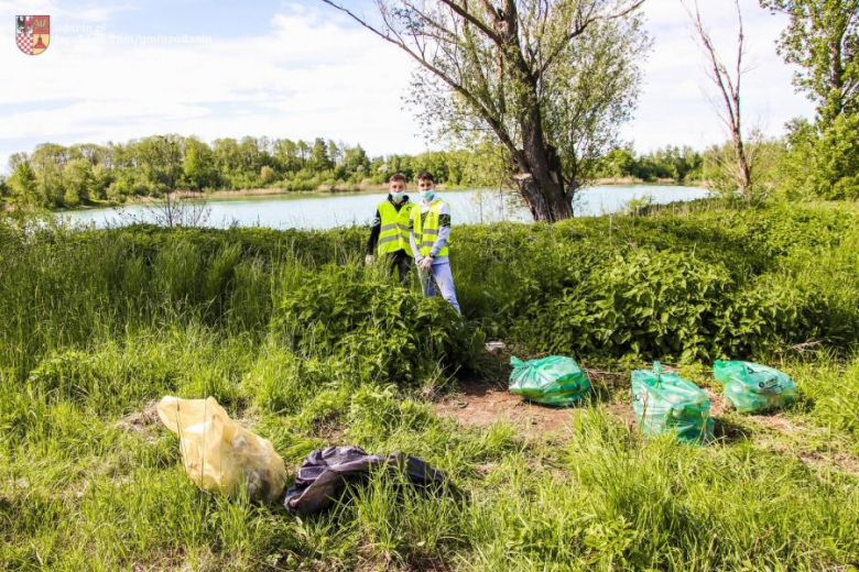 Wysprzątali stawy w Ujeździe Górnym. W gminie Udanin rozpoczęli Trashtag Challenge
