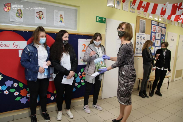 Wójt odwiedził uczniów klas ósmych przed egzaminem