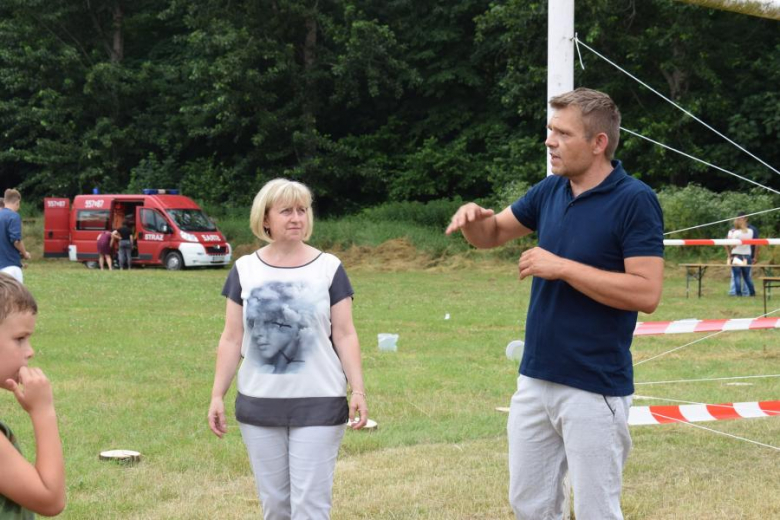 Piknik rodzinny na boisku w Piersnie