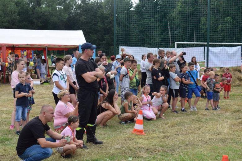 Piknik rodzinny na boisku w Piersnie