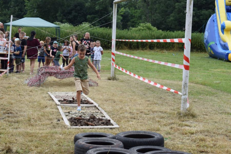 Piknik rodzinny na boisku w Piersnie