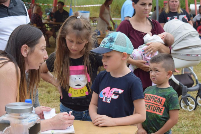 Piknik rodzinny na boisku w Piersnie