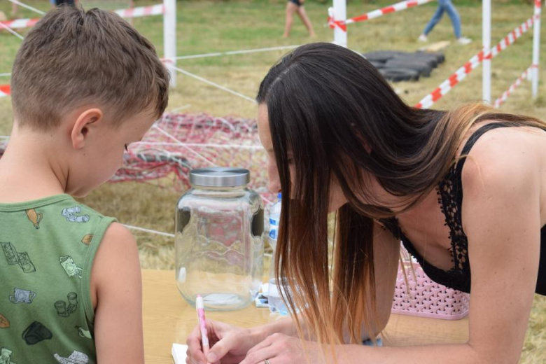 Piknik rodzinny na boisku w Piersnie