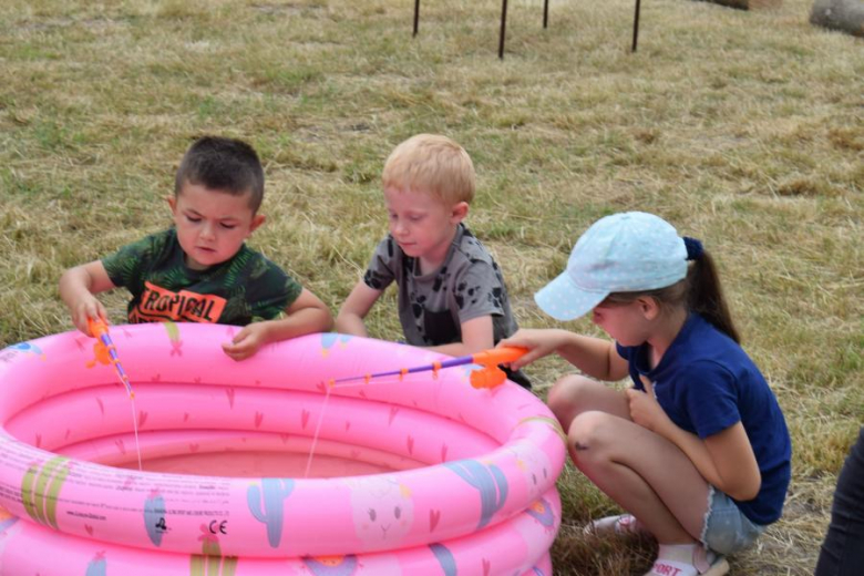 Piknik rodzinny na boisku w Piersnie