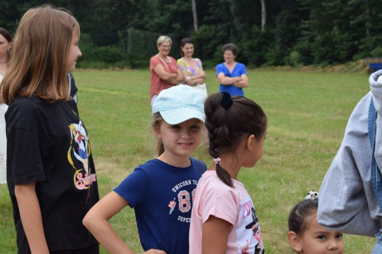 Piknik rodzinny na boisku w Piersnie