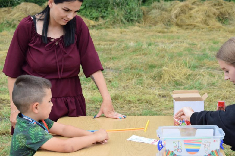 Piknik rodzinny na boisku w Piersnie