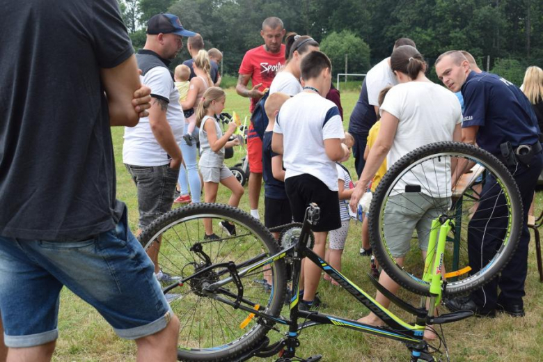 Piknik rodzinny na boisku w Piersnie