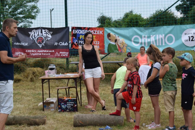 Piknik rodzinny na boisku w Piersnie