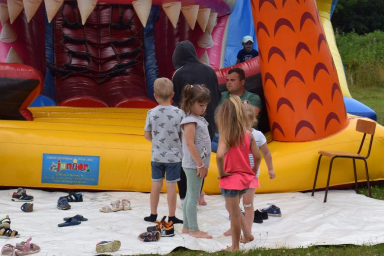 Piknik rodzinny na boisku w Piersnie