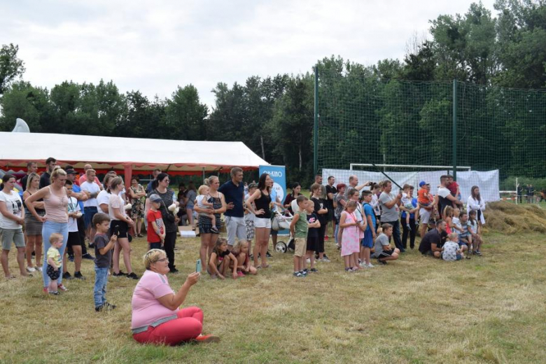 Piknik rodzinny na boisku w Piersnie