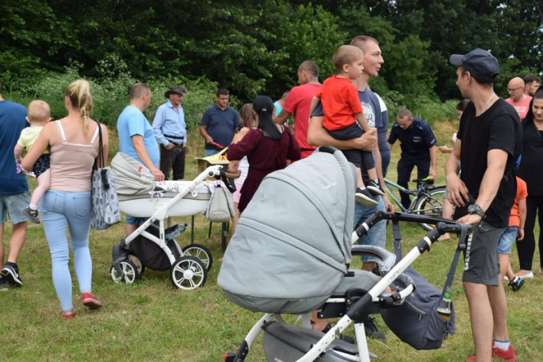 Piknik rodzinny na boisku w Piersnie