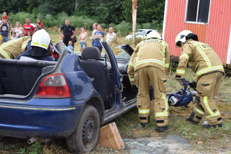 Piknik rodzinny na boisku w Piersnie