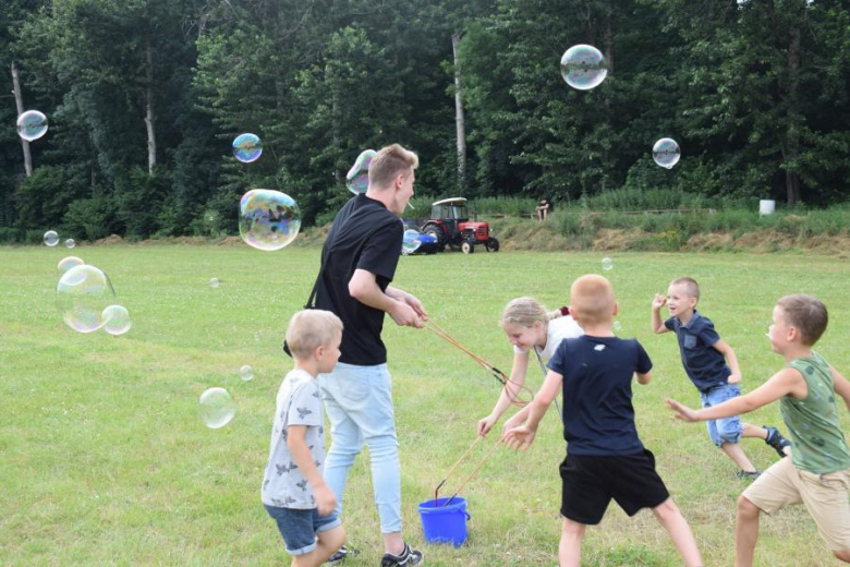 Piknik rodzinny na boisku w Piersnie