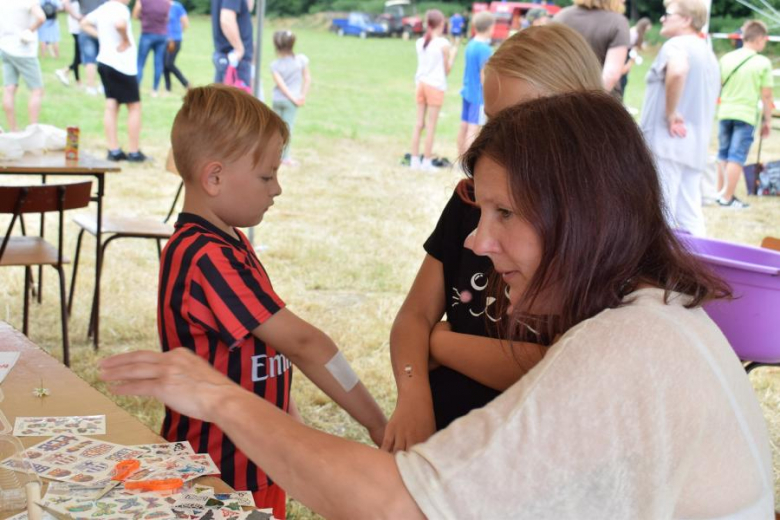 Piknik rodzinny na boisku w Piersnie