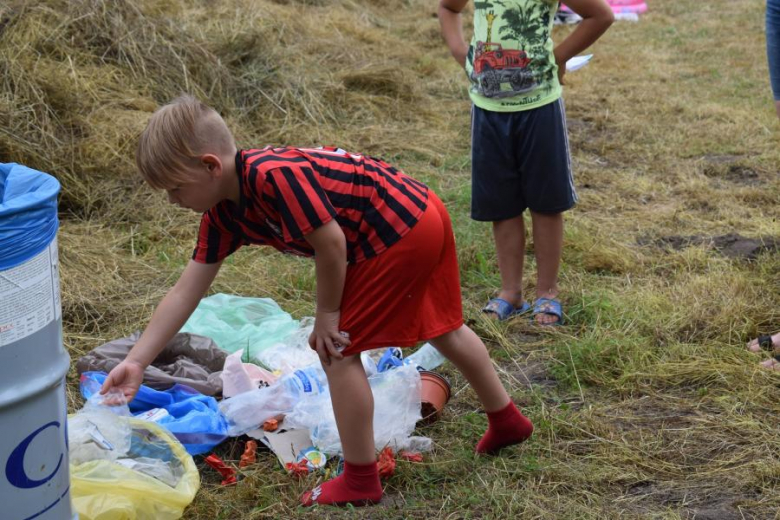 Piknik rodzinny na boisku w Piersnie