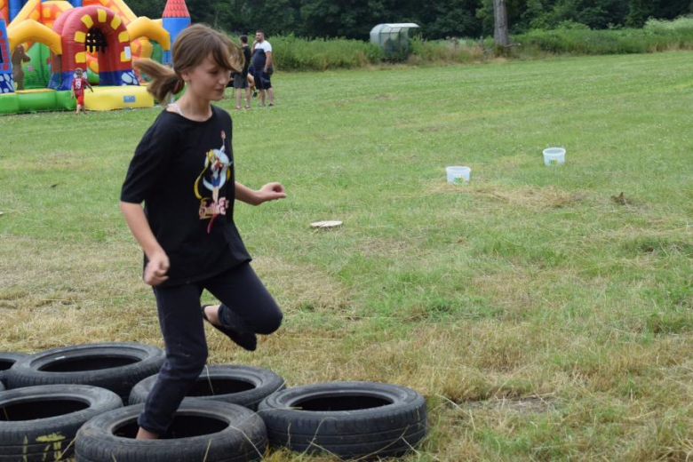 Piknik rodzinny na boisku w Piersnie