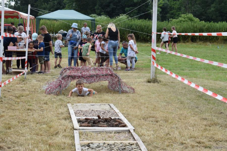 Piknik rodzinny na boisku w Piersnie