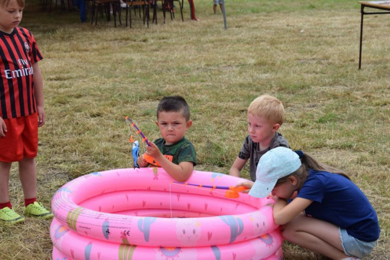 Piknik rodzinny na boisku w Piersnie