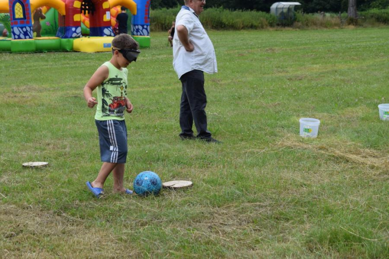Piknik rodzinny na boisku w Piersnie