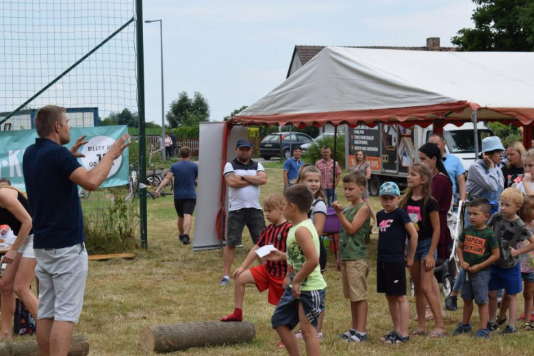 Piknik rodzinny na boisku w Piersnie